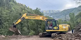 Artvin'de Yağışlar Sonrası Kapanan 32 Köy Yolu Ulaşıma Açıldı