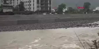 Arhavi'de Aşırı Yağışlar Yol Çökmesine Neden Oldu