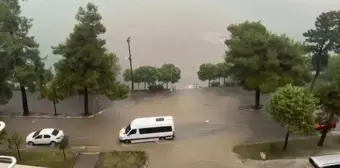 Tirebolu'da Şiddetli Yağış Cadde ve Sokakları Suyla Doldurdu