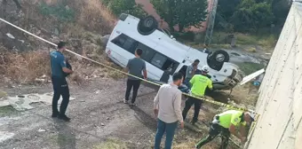 Koyulhisar'da Fındık İşçilerini Taşıyan Minibüs Kaza Yaptı: 14 Yaralı