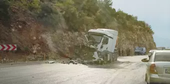 Gaziantep'te Kamyon ve Kamyonet Çarpıştı: 2 Yaralı