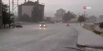 Malatya'da Sağanak Yağış Etkili Oluyor, Yollar Göle Döndü