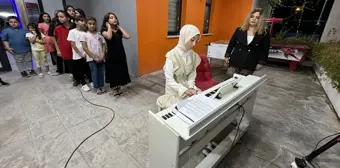 Akçakiraz Gençlik Merkezi'nde Öğrencilerden Canlı Performans