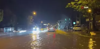 Hatay'da Şiddetli Yağış Caddeleri Göle Döndürdü