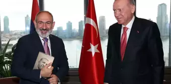 Paşinyan, Cumhurbaşkanı Erdoğan'ın hediye ettiği kitabı bir an olsun bırakmadı