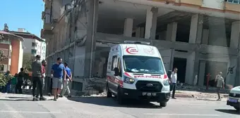 Gaziantep'te Depremde Zarar Gören Binanın İkinci Katından Düşen Kişi Hayatını Kaybetti