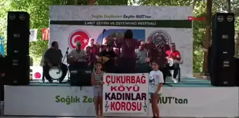 Mersin'de Şalvarlı Kadınlar Korosu Zeytin Festivali'nde Sahne Aldı