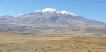 Süphan Dağı'nın Zirvesi Karlı Görünüme Büründü