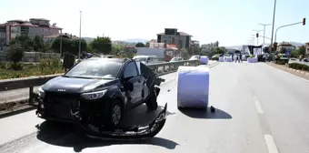 Manisa'da TIR'dan Savrulan Kağıt Bobinleri Otomobile Düştü