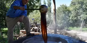 Hizan'da Geleneksel Yöntemlerle Üzüm Pekmezi Üretimi Devam Ediyor