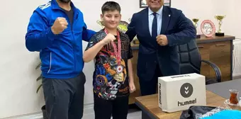 Minik Boksör Muhammed Bekir Uyumaz'dan Tuşba Gençlik ve Spor Müdürü'ne Ziyaret