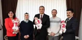 Karabük Valisi ve Eşi, Üçüz Bebek Sevinci Yaşayan Aileyi Ziyaret Etti