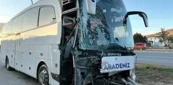 Afyonkarahisar'da Otobüs ve Kamyon Çarpıştı: 1 Ölü, 19 Yaralı