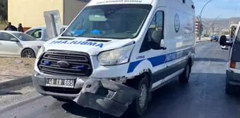 Muğla'da Ambulans ve Otomobil Çarpıştı: Bir Yaralı