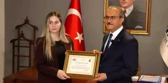 Öğretmen Şura Özçelik'e Başarı Ödülü