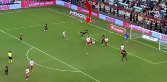 Attığı gol öyle böyle değil, Victor Osimhen resmen havada asılı kaldı