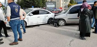 Bolu'da Kavşakta Trafik Kazası: Maddi Hasar, Yaralı Yok