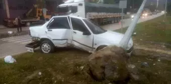 Amasya'da Kontrolden Çıkan Otomobil Aydınlatma Direğine Çarptı