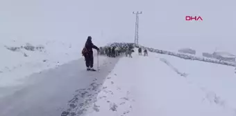 Trabzon'da Yoğun Kar Yağışı, Çoban ve Koyunlarını Mahsur Bıraktı