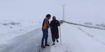 Kar Yağışı Nedeniyle Mahsur Kalan Çoban ve Koyunları Kurtarıldı