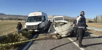 Sivas'ta Yolcu Minibüsüyle Otomobil Çarpıştı: 1 Ölü, 3 Yaralı