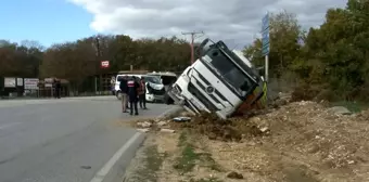 İstanbul'da Minibüse Çarpan Hafriyat Kamyonu Devrildi: 1 Yaralı