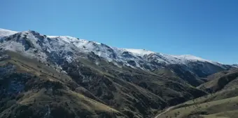 Eleşkirt'te Mevsimlerin Dansı: Bir Yanı Kar, Diğer Yanı Sonbahar