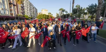 Mersin'de 101 Metre Uzunluğunda Türk Bayrağıyla Yürüyüş Düzenlendi