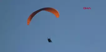 Yamaç Paraşütçüleri Abant'ta Cumhuriyet Bayramı Kutladı