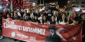 CHP Genel Başkanı Özel, Manisa'da fener alayında yürüdü, konser dinledi