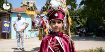 Burhaniye'de Sünnet Düğününde Lüks Otomobil Yerine Güreş Devesi Tercih Edildi