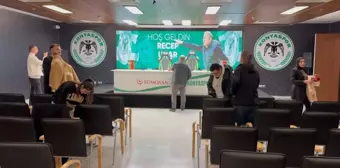 Konyaspor'da Protesto: Yeni Teknik Direktör Geç Kalınca Basın Mensupları Salondan Ayrıldı