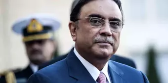 Pakistan Cumhurbaşkanı Zardari, Uçaktan İnerken Bacağını Kırdı