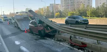 Çorlu'da Otomobil Bariyer Altına Girdi, Sürücü Kurtuldu