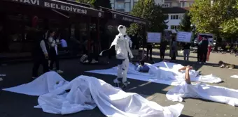 Arhavi'de Üniversite Öğrencilerinden Kefenli Protesto