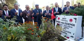 Bakan Uraloğlu, şehit Ömer Halisdemir'in kabrini ziyaret etti