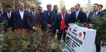 Ulaştırma ve Altyapı Bakanı Uraloğlu, şehit Ömer Halisdemir'in kabrini ziyaret etti