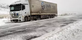 Ardahan-Şavşat Kara Yolunda Buzlanma Nedeniyle Tır Geçişleri Yasaklandı