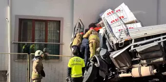 Kartal'da Kontrolden Çıkan Tır Evin Duvarına Çarptı