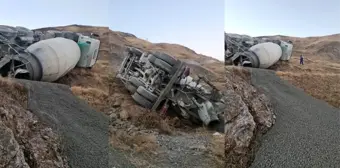 Hakkari'de Beton Mikseri Devrildi, Sürücü Yaralanmadan Kurtuldu