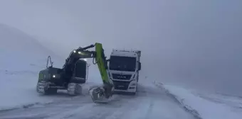 Bayburt'ta Kar Nedeniyle Yolda Kalan TIR Kurtarıldı