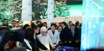 Emine Erdoğan, COP29'da Cumhurbaşkanlığı İletişim Başkanlığının 'Sıfır Atık' pavilyonunu ziyaret etti