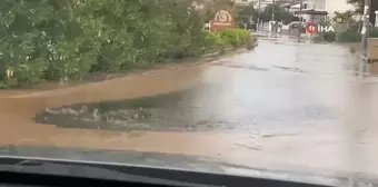 Ayvalık'ta Sağanak Yağış Yolları Göle Döndürdü