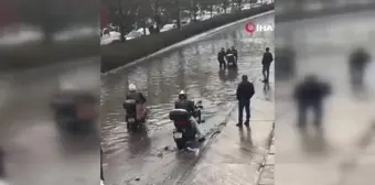 İzmir'de Sağanak Yağış Hayatı Olumsuz Etkiledi