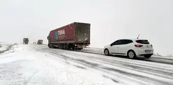 Ardahan'da Kar ve Buzlanma Nedeniyle Araçlar Yolda Kaldı