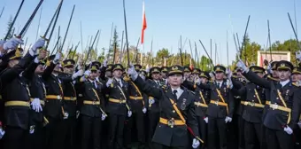 Kılıçlı yemin törenine katılan teğmenlerden ikisi disiplin kuruluna sevk edildi