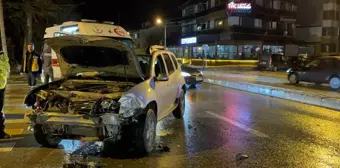 Bolu'da Ara Sokaktan Çıkan Cip Minibüse Çarptı: 1 Yaralı