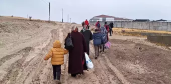 Öğrenciler Çamurlu Yollarda Okula Gitmeye Mücadele Ediyor