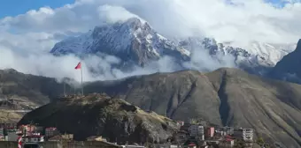 Hakkari'de Yüksek Kesimlerde Kar ve Sis Etkili Oldu