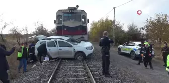 Malatya'da Yük Treni Hafif Ticari Araca Çarptı: 2 Yaralı